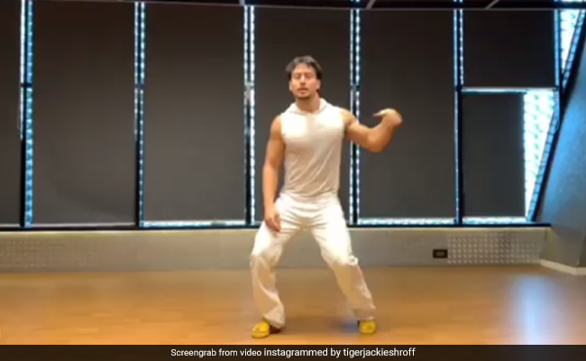 Tiger Shroff Dancing To Karisma Kapoor's <i>Le Gayi</i> Is All You Need To See Today