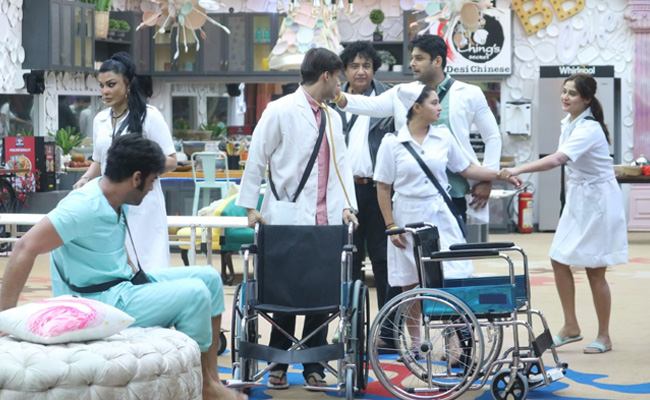 Bigg Boss 13 Day 4: बिग बॉस में हॉस्पिटल टास्क के दौरान मचा हंगामा, आपस में यूं उलझे कंटेस्टेंट्स- देखें Video
