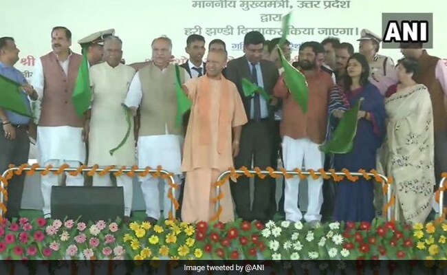 Tejas Express: लखनऊ से चली देश की पहली प्राइवेट ट्रेन, सीएम योगी आदित्यनाथ ने हरी झंडी दिखाकर रवाना किया