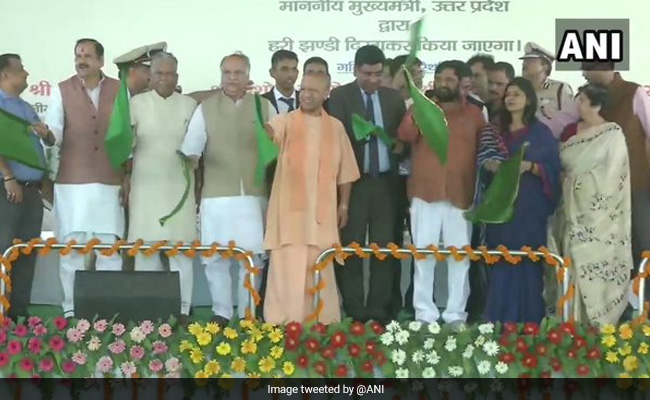 Tejas Express: लखनऊ से चली देश की पहली प्राइवेट ट्रेन, सीएम योगी आदित्‍यनाथ ने हरी झंडी दिखाकर रवाना किया