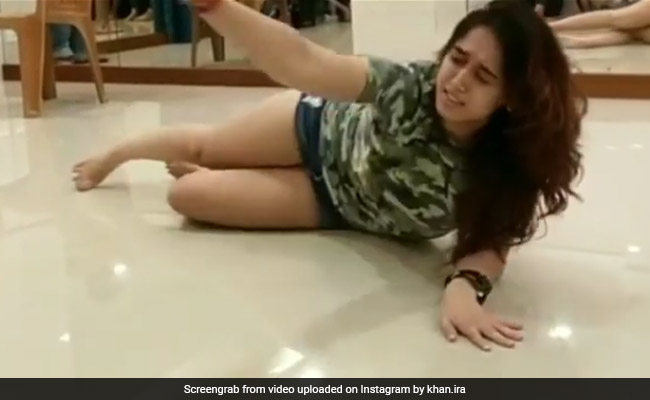 Viral Video: आमिर खान की बेटी को ये क्या हुआ? फर्श पर लेट मदद मांगती नजर आईं- देखें वीडियो