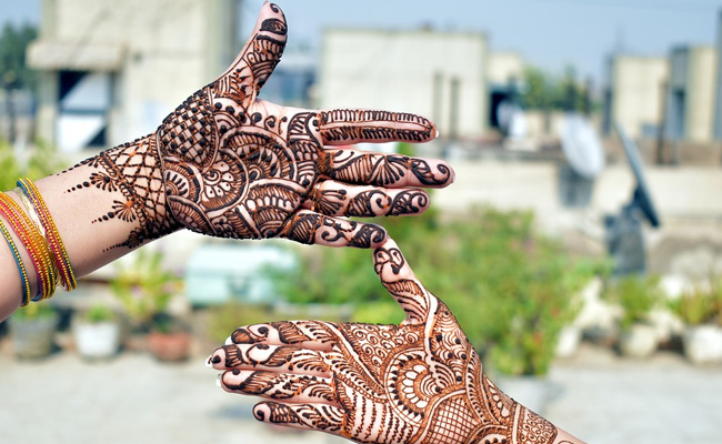 Karwa Chauth 2019: How to Get Dark <i>Mehndi</i> With These 7 Tips and Tricks
