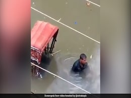 पटना बाढ़ में फंसा मिला रिक्शावाला, बॉलीवुड एक्ट्रेस ने वीडियो शेयर कर उतारा गुस्सा- इसे देखकर भी आंख... पटना बाढ़ में फंसा मिला रिक्शावाला, बॉलीवुड एक्ट्रेस ने वीडियो शेयर कर उतारा गुस्सा- इसे देखकर भी आंख...