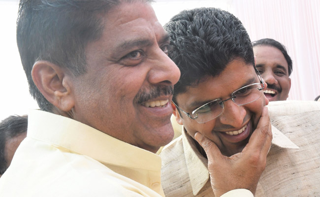 Haryana Swearing-In Ceremony - "Biggest Gift," Says Ajay Chautala As Son Dushyant Takes Oath