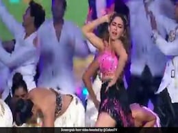 सारा अली खान ने स्टेज पर जमकर लगाए ठुमके, आलिया भट्ट ने खूब किया चीयर- देखें Video सारा अली खान ने स्टेज पर जमकर लगाए ठुमके, आलिया भट्ट ने खूब किया चीयर- देखें Video