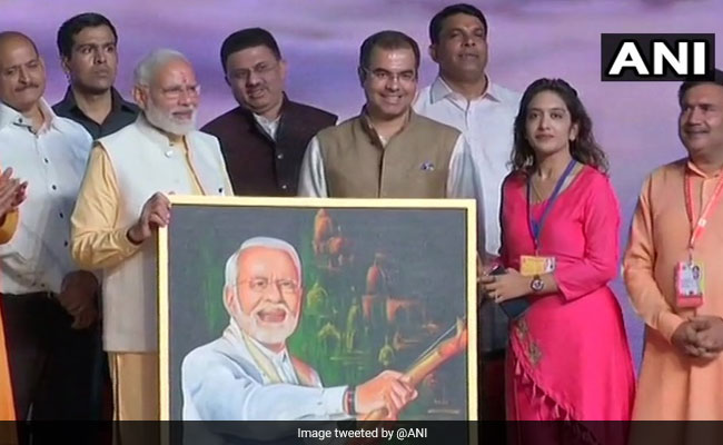 Delhi Girl Presents Self-Made Painting To PM Modi