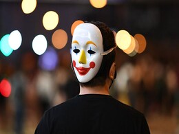 Hong Kong Leader Invokes Emergency Powers, Bans Protesters' Face Masks Hong Kong Leader Invokes Emergency Powers, Bans Protesters' Face Masks