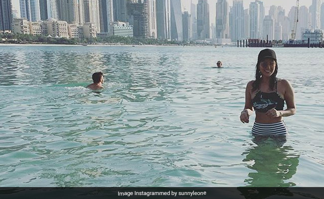दिवाली के तुरंत बाद दुबई पहुंच गईं Sunny Leone, पूल में यूं चिल करती आईं नजर- देखें Viral Photo