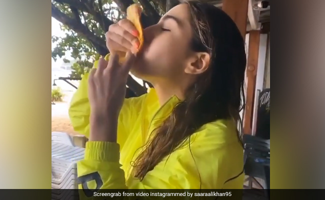 स्विमिंग पूल में यूं मस्ती करती नजर आईं सारा अली खान, वायरल हुआ Video