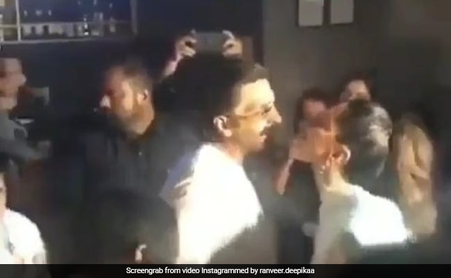 Viral Video: 'नशे सी चढ़ गई'  पर डांस कर रहे थे रणवीर सिंह, दीपिका पादुकोण का यूं दिखा रोमांटिक अंदाज