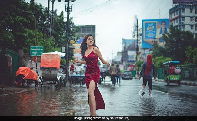 बाढ़ के बीच लड़की ने ऐसे कराया Photoshoot, लोग बोले- 'पटना को गोवा बना दिया...' देखें VIDEO