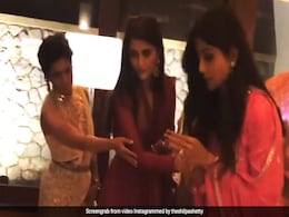 शिल्पा शेट्टी ने मोबाइल में आरती चलाकर की पूजा, Video शेयर कर लिखा- एक भारतीय को भारत से बाहर... शिल्पा शेट्टी ने मोबाइल में आरती चलाकर की पूजा, Video शेयर कर लिखा- एक भारतीय को भारत से बाहर...