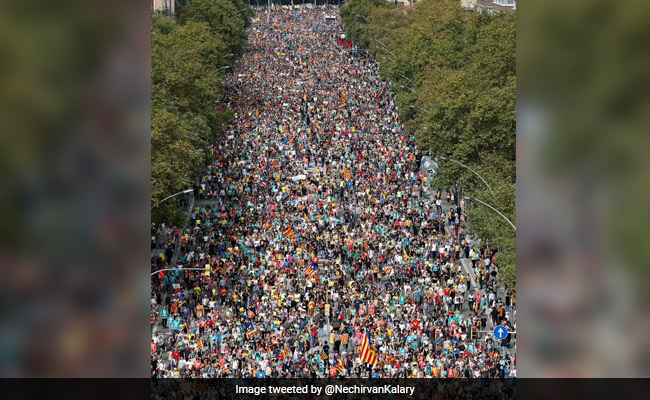 नेताओं की रिहाई के लिए सड़कों पर आए 5 लाख से ज्यादा लोग, पुलिस लाठीचार्ज का Video हुआ वायरल