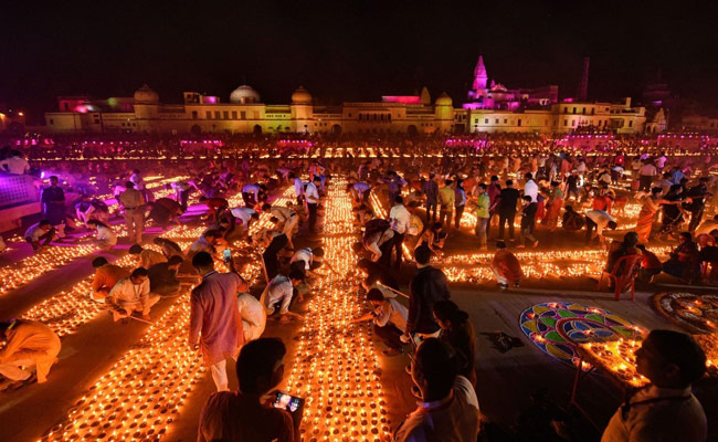 6 Lakh <i>Diyas</i> Lit Up At Saryu Banks, UP Government In Guinness Book