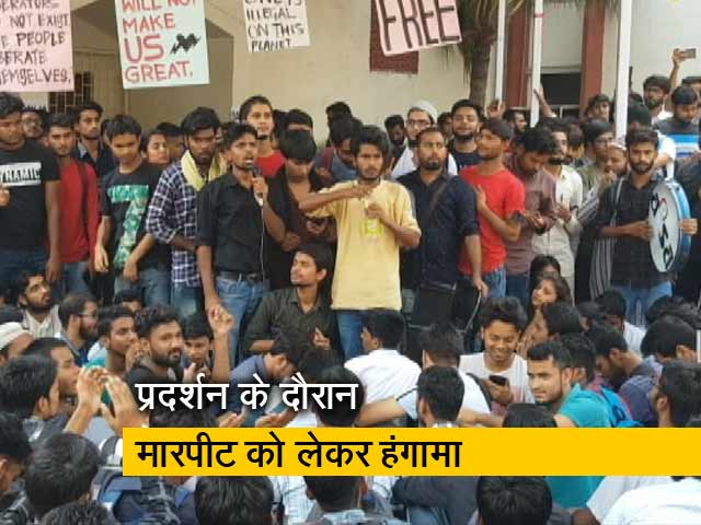 जामिया मिलिया यूनिवर्सिटी में छात्रों ने वीसी दफ्तर का किया घेराव