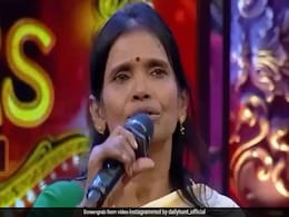 रानू मंडल ने दिवाली के मौके पर फिर गाया बेहतरीन गाना, सोशल मीडिया सेंसेशन का Video हुआ वायरल रानू मंडल ने दिवाली के मौके पर फिर गाया बेहतरीन गाना, सोशल मीडिया सेंसेशन का Video हुआ वायरल