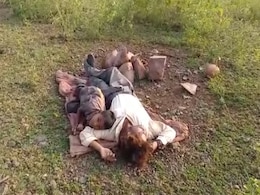 अपने 9 साल के मासूम बच्चे के साथ श्मशान में रहने को मजबूर शख्स, बारिश में गिर गया था मकान अपने 9 साल के मासूम बच्चे के साथ श्मशान में रहने को मजबूर शख्स, बारिश में गिर गया था मकान