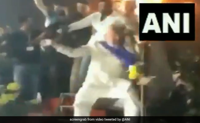 चुनाव प्रचार के दौरान मस्ती के मूड में दिखे AIMIM प्रमुख असदुद्दीन ओवैसी, डांस का VIDEO वायरल