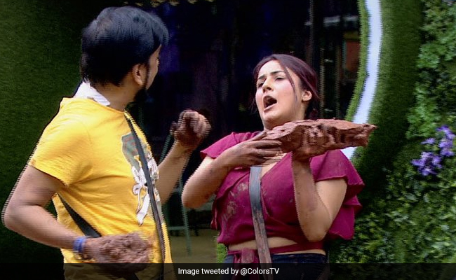 <i>Bigg Boss 13</i> Written Update October 24, 2019: Shefali Bagga, Siddharth Dey Call Shehnaz 'Shameless' During Task, She Breaks Down