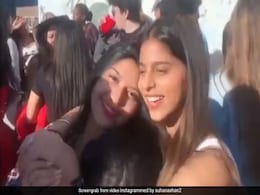 सुहाना खान ने इस अंदाज में दोस्तों के साथ किया जमकर डांस, Video हो गया वायरल सुहाना खान ने इस अंदाज में दोस्तों के साथ किया जमकर डांस, Video हो गया वायरल