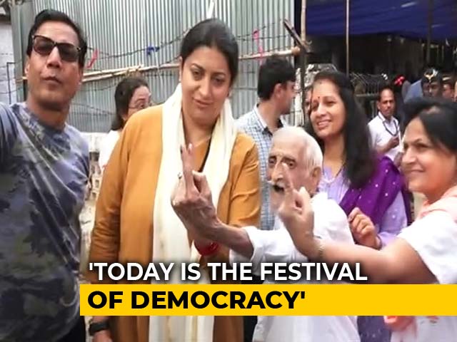 "If He Can Vote, What's Stopping You?" Smriti Irani Introduces Khanna-<i>ji</i>