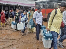इस बॉलीवुड डायरेक्टर ने डाला वोट, ट्वीट कर बोले- वोटरों में उत्साह नहीं क्योंकि नतीजे पहले से... इस बॉलीवुड डायरेक्टर ने डाला वोट, ट्वीट कर बोले- वोटरों में उत्साह नहीं क्योंकि नतीजे पहले से...