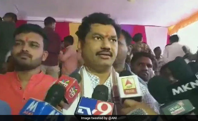 धनंजय मुंडे प्रकरण में ट्विस्ट, मंत्री के समर्थन में आए बीजेपी नेता, इस्तीफे की पेशकश से इनकार