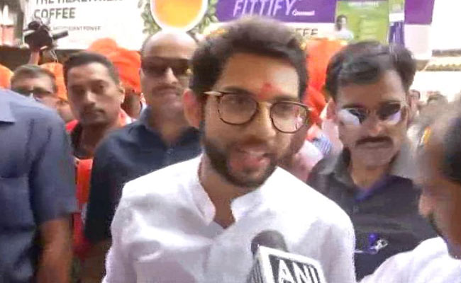 युवा शिवसेना अध्यक्ष आदित्य ठाकरे ने वर्ली विधानसभा सीट से नामांकन दाखिल किया