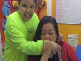 भारती सिंह के गालों से छेड़खानी पड़ी भारी, गुस्से में कॉमेडियन ने पकड़ा हाथ काट डाला दांत- देखें Video भारती सिंह के गालों से छेड़खानी पड़ी भारी, गुस्से में कॉमेडियन ने पकड़ा हाथ काट डाला दांत- देखें Video