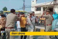 हापुड़: महिला की मौत पर गुस्से में परिजनों ने की सड़क जाम हापुड़: महिला की मौत पर गुस्से में परिजनों ने की सड़क जाम