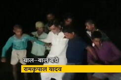 बीजेपी के सांसद पटना में बाढ़ पीड़ितों से मिलने पहुंचे, खुद डूबते-डूबते बचे बीजेपी के सांसद पटना में बाढ़ पीड़ितों से मिलने पहुंचे, खुद डूबते-डूबते बचे