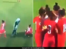 फुटबॉल खेल रही महिला का हिजाब खुला तो विरोधी खिलाड़ियों ने किया ऐसा... देखें Viral Video फुटबॉल खेल रही महिला का हिजाब खुला तो विरोधी खिलाड़ियों ने किया ऐसा... देखें Viral Video