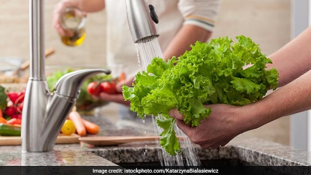 US Cyclospora Outbreak Expands To 9 States: Iceberg Lettuce Linked To Over 1,900 Illnesses