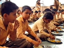 क्या उत्तराखंड में दलित के हाथ का बना मिड-डे मील खाने से छात्रों ने किया था मना? जानें- अधिकारियों ने क्या कहा क्या उत्तराखंड में दलित के हाथ का बना मिड-डे मील खाने से छात्रों ने किया था मना? जानें- अधिकारियों ने क्या कहा