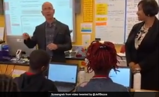 स्कूल में स्टूडेंट्स से मिलने पहुंचा दुनिया का सबसे अमीर आदमी, छात्र ने पूछा - 'कौन है जेफ बेजोस...' देखें VIDEO