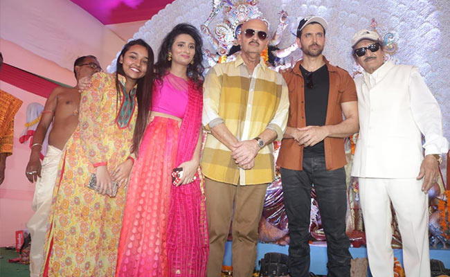 Durga Puja 2019: ऋतिक रोशन ने परिवार के साथ मां दुर्गा का लिया आशीर्वाद, देखें Video