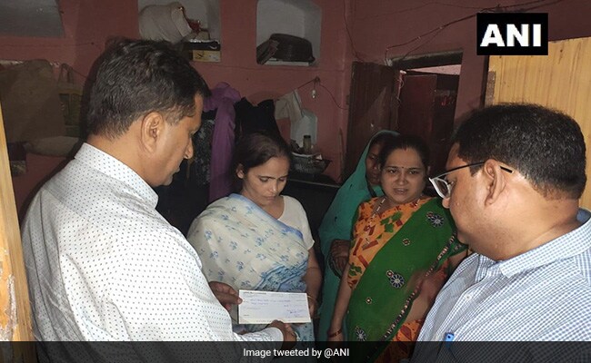 कमलेश तिवारी के परिजनों को सरकार की ओर से 15 लाख रुपये की मदद