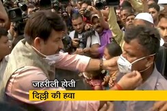 Manoj Tiwari ने कनॉट प्लेस पर बांटे मास्क, AAP ने बताया नौटंकी Manoj Tiwari ने कनॉट प्लेस पर बांटे मास्क, AAP ने बताया नौटंकी