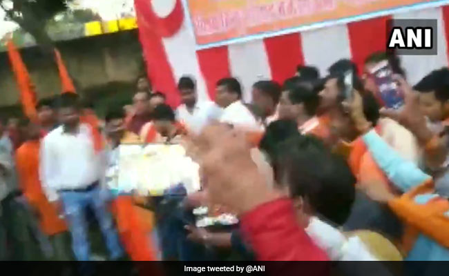 खुलेआम फायरिंग करने के आरोप में VHP और बजरंग दल के 150 कार्यकर्ताओं पर FIR, देखें Video