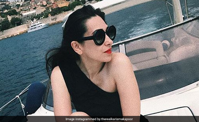 झील में यूं एंजॉय करती नजर आईं करिश्मा कपूर, Photo हुई वायरल