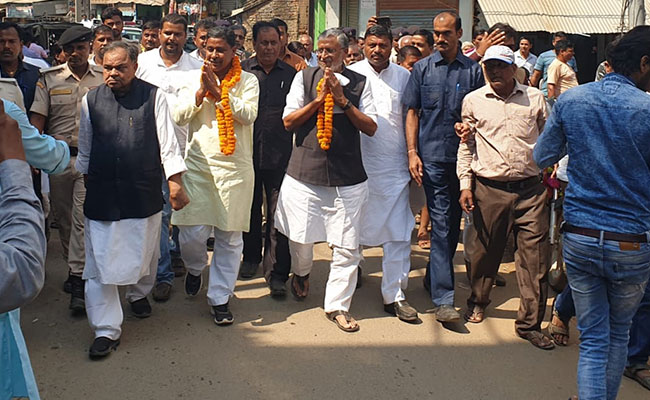 बिहार में उप चुनाव के लिए प्रचार ने जोर पकड़ा, सुशील मोदी ने किया जनसंपर्क