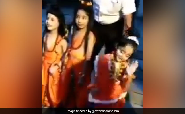 'माता सीता' बनी छोटी बच्ची ने ढोल पर किया खूबसूरत डांस, देखें Viral Video