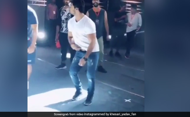 खेसारी लाल यादव ने मॉर्डन लुक में किया धमाकेदार डांस, Video हुआ वायरल