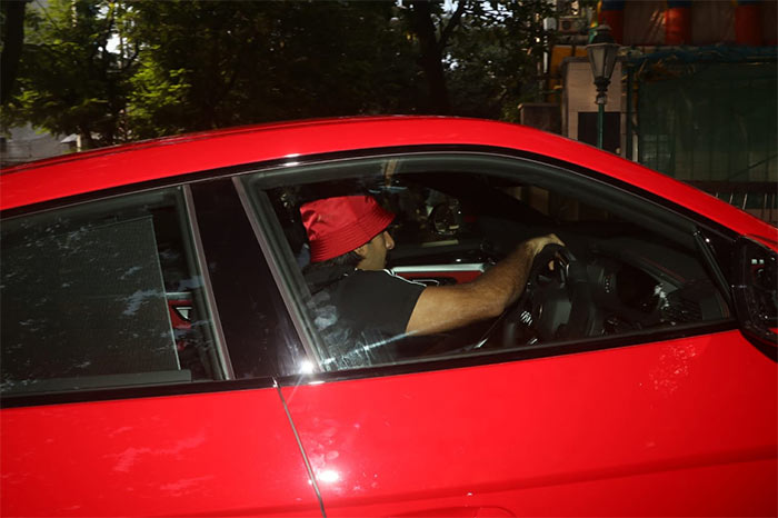 लाल रंग में रंगे रणवीर सिंह, तीन करोड़ रुपये की कार के साथ यूं दिखाया जलवा