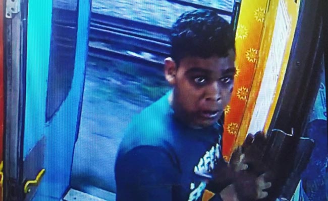 पर्स लूटने के बाद चलती ट्रेन से उतरकर भाग गया चोर, CCTV फुटेज से पुलिस ने पकड़ा