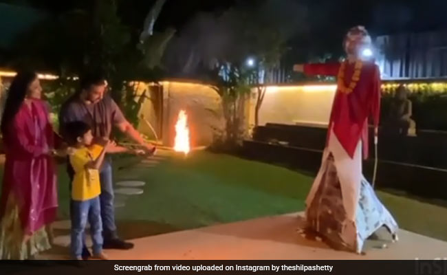 शिल्पा शेट्टी के पति बेटे संग 'रावण' पर चला रहे थे तीर, तभी हुआ कुछ ऐसा- देखें वायरल Video