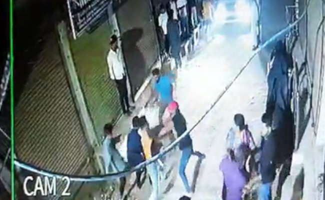 दिल्ली : 3 युवकों ने एक शख्स को पीटा, CCTV दिखाने के बाद भी पुलिस पर मामला न दर्ज करने का आरोप