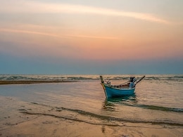 Oil Leak Spotted Around Cyclone-Affected Barge Off Palghar Coast In Maharashtra Oil Leak Spotted Around Cyclone-Affected Barge Off Palghar Coast In Maharashtra