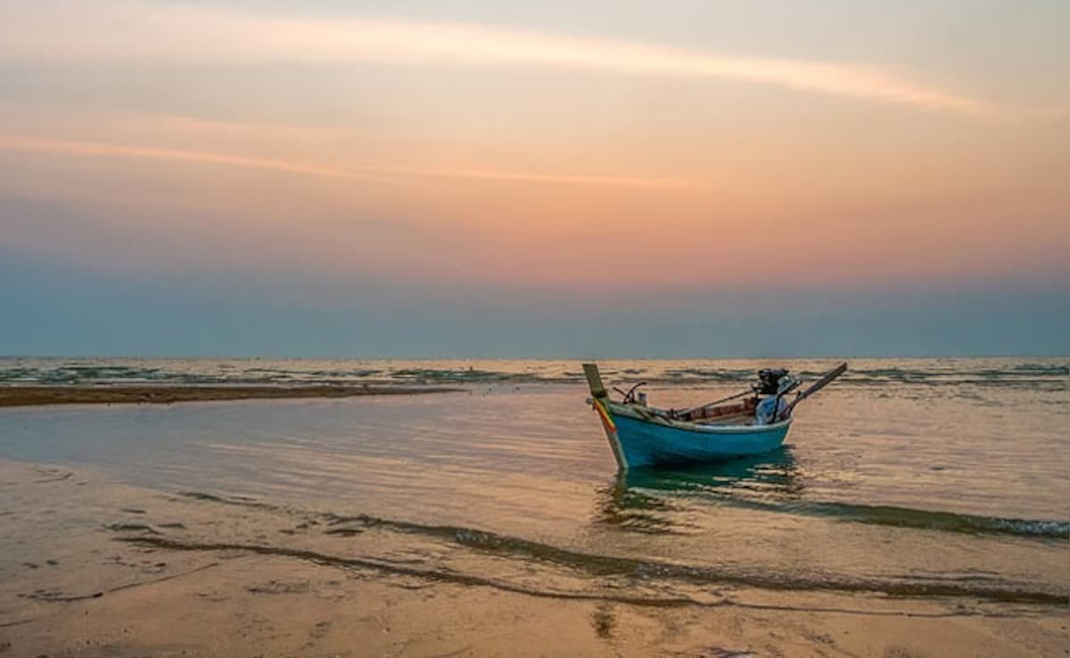 Boat With 7 Teenagers Making Reels Overturns In UP, 1 Dies