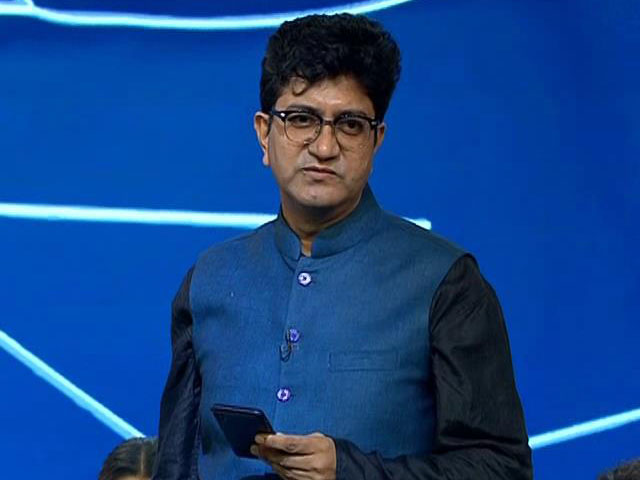 Watch: Prasoon Joshi Recites Poem On <i>Swasth Soch</i> At Banega Swasth India Campaign